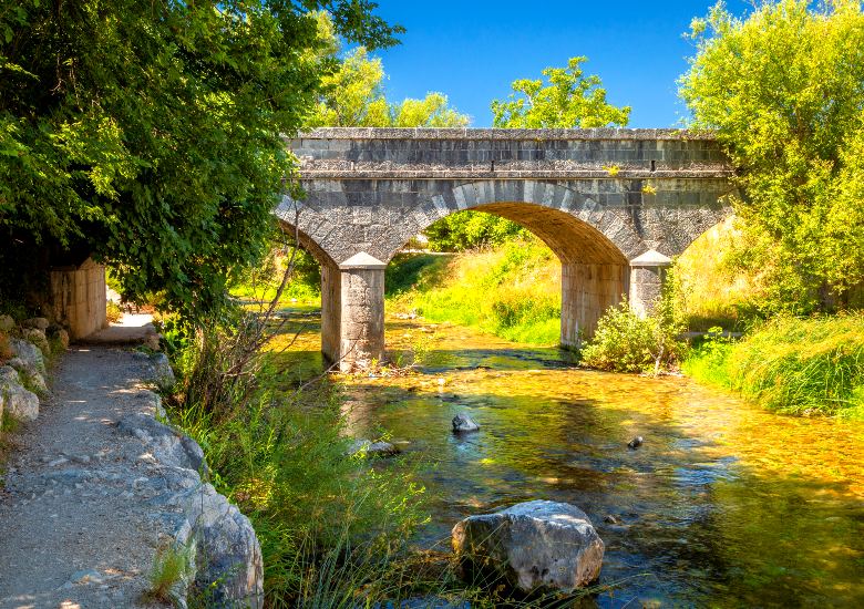 Zrnovnica Stone Bridge